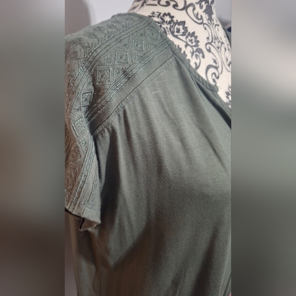 Med Cable & Gauge Olive V-Neck Blouse - Picture 4 of 5